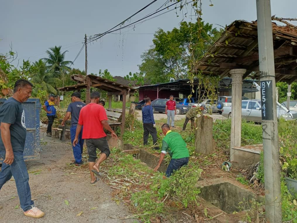GOTONG-ROYONG MBKT BERSAMA KOMUNITI DESA SRI BAYAS