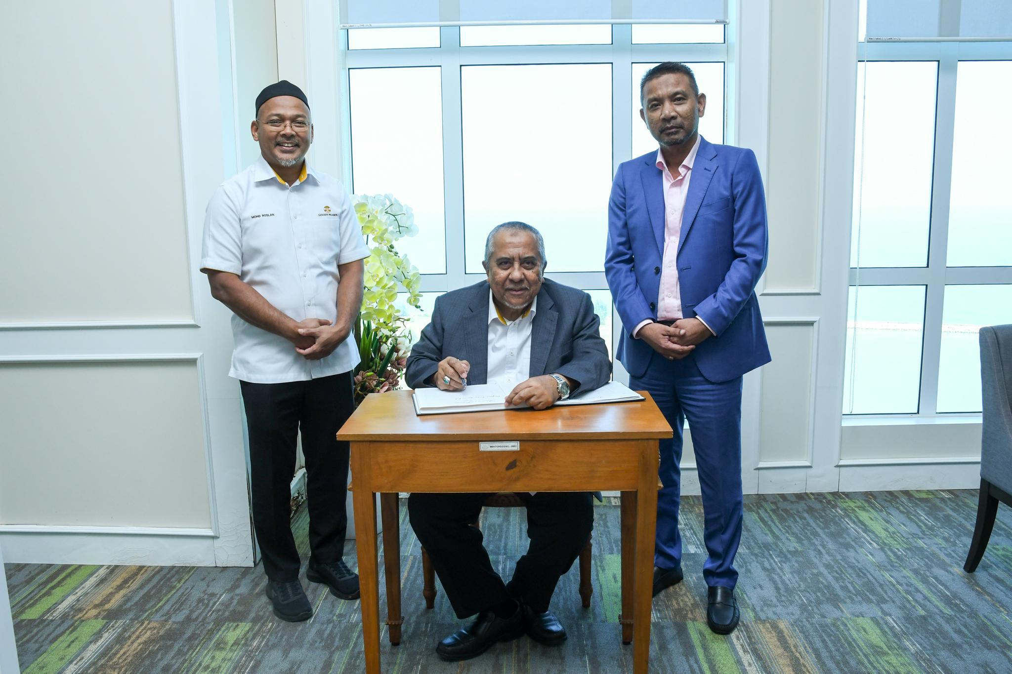 KUNJUNGAN HORMAT GOLDEN PHAROS KE MBKT