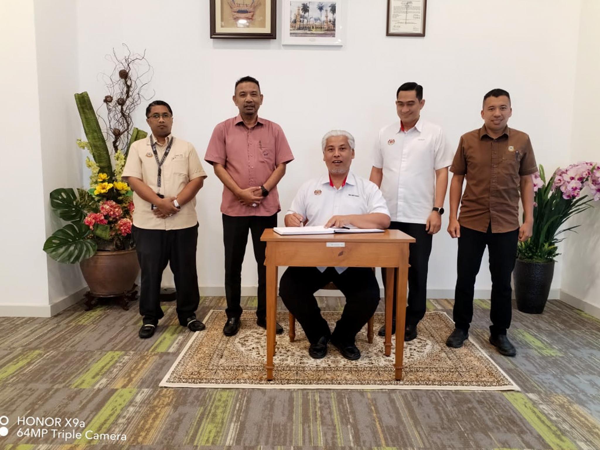 KUNJUNGAN HORMAT PENGARAH JKT KE MBKT